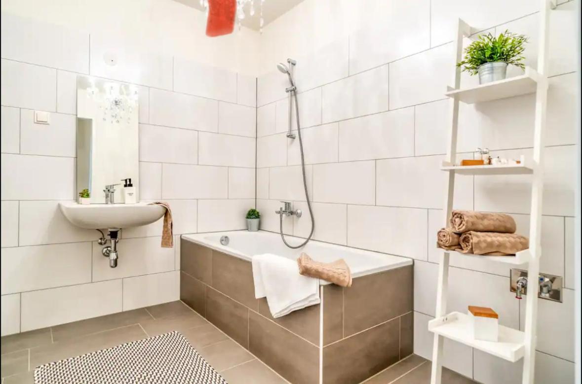 Modern Apartment With Balcony & Free Parking - Nearby Metro Wien Exteriör bild